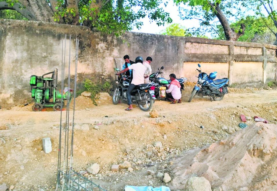 सिंचित क्षेत्र को बंजर बनाने में जुटे प्लॉटर, सीओ ने रोका कार्य