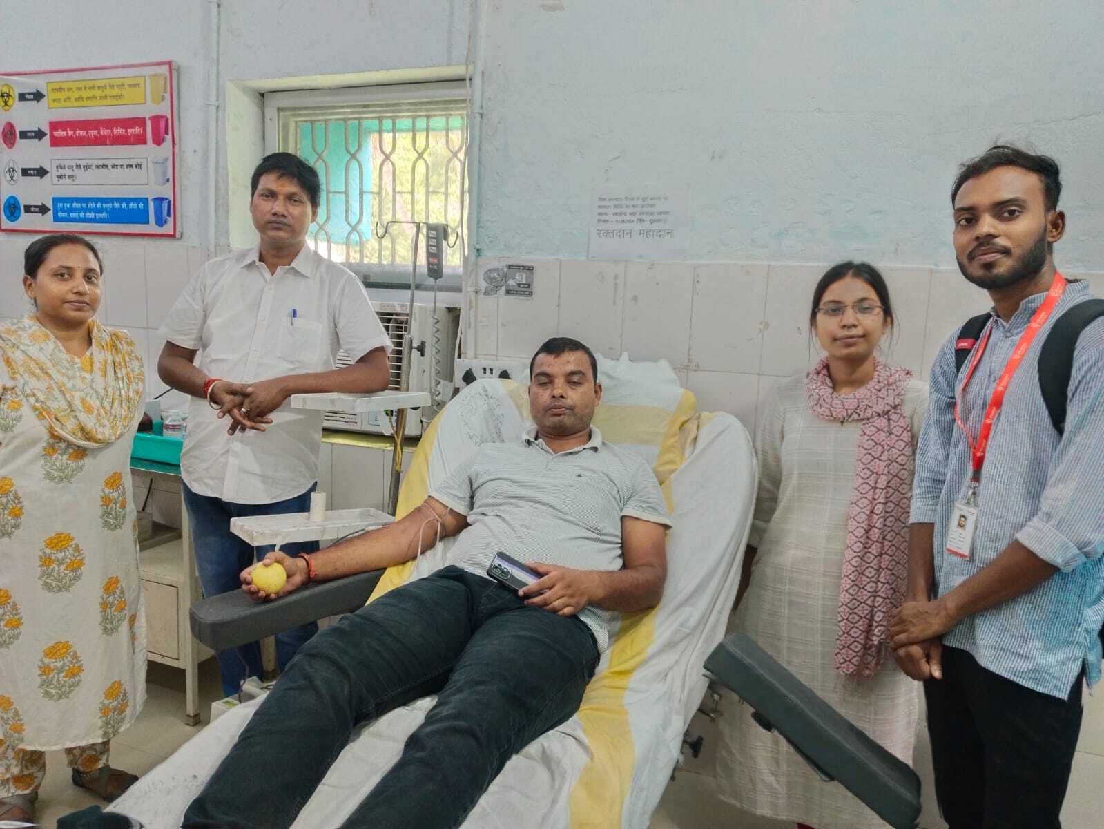 विश्व रक्तदान दिवस पर ब्लड बैंक कर्मियों ने किया सात यूनिट रक्तदान