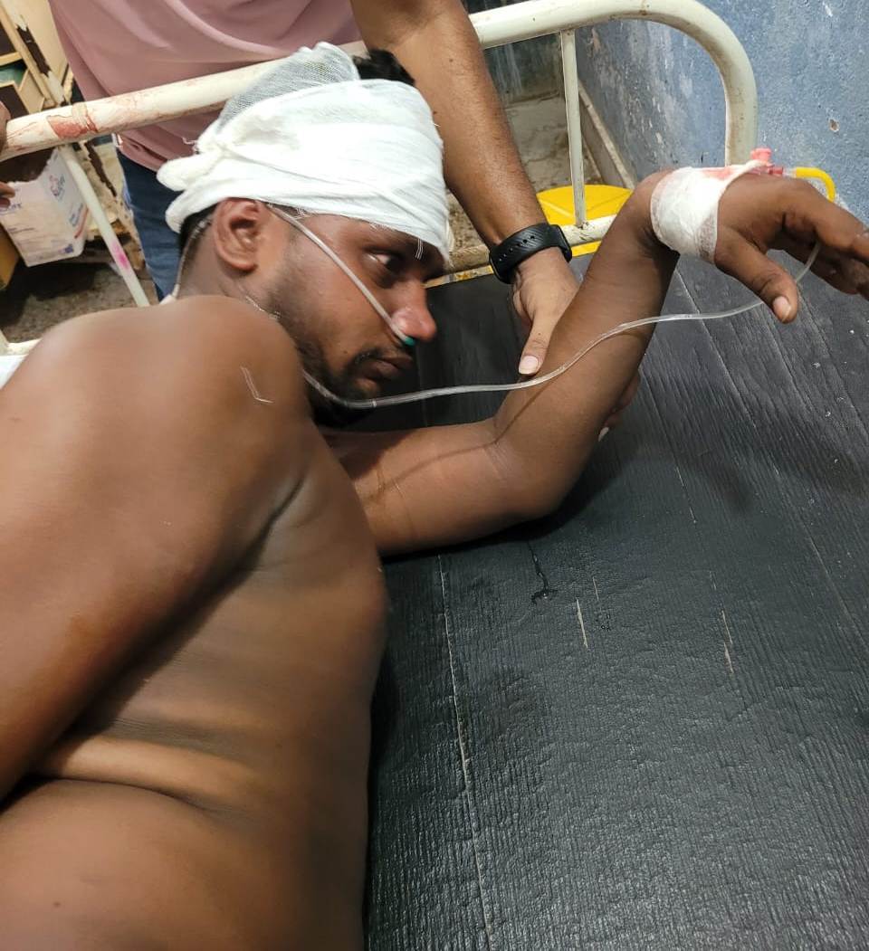 कुल देवता को ले जाने को लेकर दो पक्षों में विवाद, युवक को लगी गोली, सात घायल