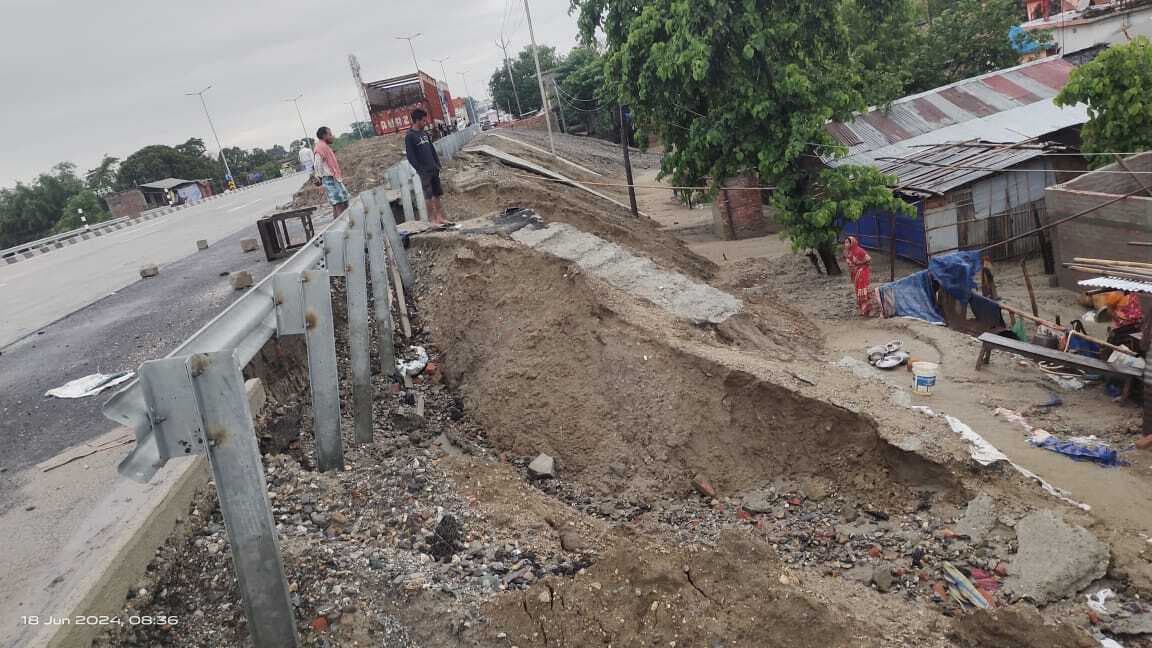 गौरी चौक के समीप एनएच 327 ई पर रेनकट की वजह से लोगों की घरों में भर रही मिट्टी, परेशान लोग
