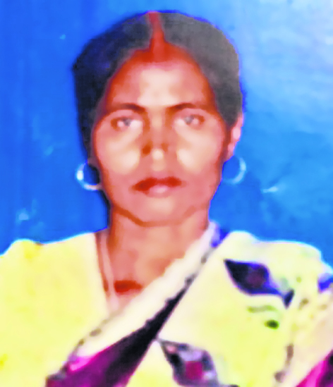 21 साल पहले मृत महिला बनी गेहूं काटने में नामजद अभियुक्तफोटो-26- आरोपित मृत महिला का फाइल फोटो.ए- मृत महिला का पति अजय सिंह.प्रतिनिधि, बिक्रमगंज21 साल पहले 20 जुलाई 2003 को मृत बैजयंती देवी पर खेत से जबरन गेहूं काटने की कांड सं.-207/24 के तहत 18 अप्रैल 2024 को प्राथमिकी दर्ज हुई. मजे की बात कि केस के अनुसंधानकर्ता ने अपनी केस डायरी में मृत महिला को आरोपित भी साबित कर दिया. यह वाकया काराकाट थाना क्षेत्र के ईटढीया गांव निवासी अजय सिंह के साथ हुआ है, जिनकी पत्नी मृतका बैजयंती देवी है. मामले का खुलासा तब हुआ, जब मृत महिला के पति चिरैयाडीह गांव निवासी अजय कुमार सिंह ने न्यायालय में अपनी पत्नी की मृत्यु का शपथ पत्र दिया. हालांकि, इस संबंध में इस केस के अनुसंधानकर्ता संजीव कुमार और थानाध्यक्ष फूलदेव चौधरी का कहना है कि आवेदन के अनुसार प्राथमिकी तो किसी पर भी दर्ज हो सकती है. लेकिन, चार्जशीट से पहले मामला पूरी तरह स्पष्ट होना चाहिए. उन्होंने डायरी में नाम सत्यापित करने के संबंध में कहा कि डायरी रफ है, उसमें अभी सुधार करना बाकी है.इधर, मृत महिला के पति अजय कुमार सिंह ने बताया कि इटढिया गांव निवासी श्रीकांत तिवारी और रजनीकांत तिवारी ने एक झूठे मुकदमे में मेरे परिवार के कुल 18 लोगों पर केस दर्ज कराया गया है. इनमें 10 पुरुष और आठ महिलाओं को आरोपित बनाया गया है. इसी आठ महिलाओं में मेरी पत्नी बैजयंती देवी भी शामिल है. उसकी मृत्यु 20 जुलाई 2003 को हो गयी थी. उन्होंने कहा कि जिस खेत में लगे गेहूं को जबरिया काटने की प्राथमिकी हम लोगों पर दर्ज करायी गयी है, उस खेत को मेरे बड़े पिता सिपाही सिंह ने यदुवंश तिवारी से 1991 में खरीदा था. उस समय यदुवंश तिवारी ने चकबंदी से अपने हिस्से से बंटवारे का कागजात दिखाया था. अब वे लोग कहते हैं कि यह भूमि यदुवंश तिवारी के हिस्से की नहीं है. इतने दिनों के बाद भूमि पर विवाद किया गया. मामला किस तरह फर्जी है, इसका सत्यापन इसी से होता है कि मेरी मृत पत्नी बैजयंती देवी का नाम भी खेत काट कर गेहूं ले जाने में लगा दिया.