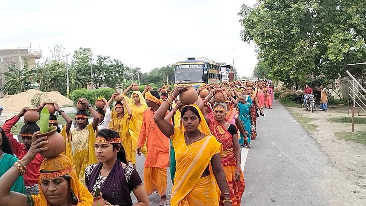 अखंड अष्टयाम को लेकर निकाली गयी कलशयात्रा