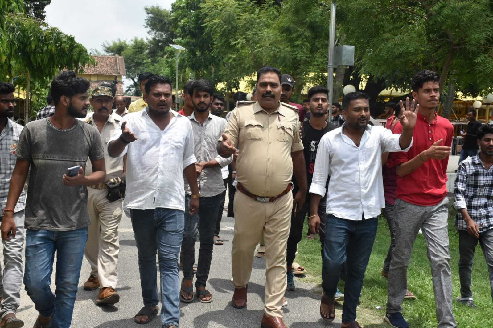 बाहर के लड़कों ने पूर्णिया कॉलेज पहुंच छात्र की पिटाई कर सिर फोड़ा