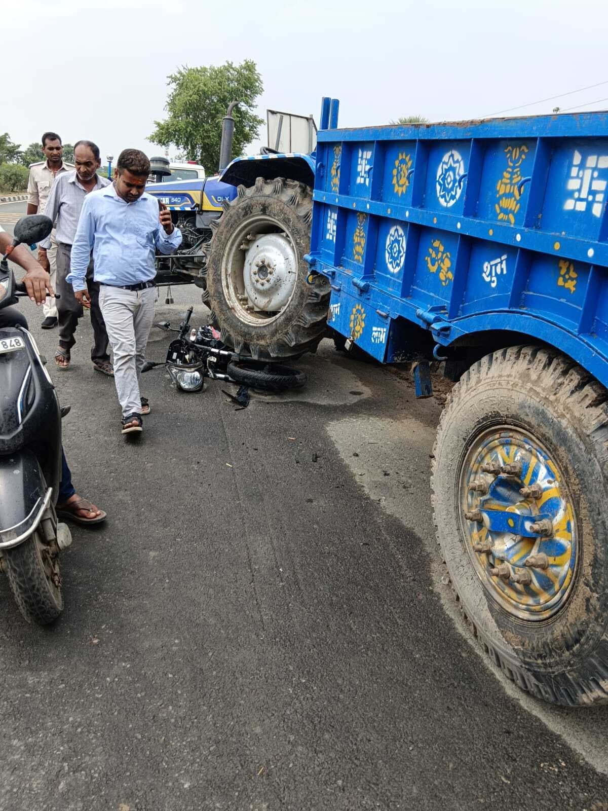 खुसरूपुर. ट्रैक्टर ने बाइक में मारी टक्कर, दो युवक हुए गंभीर घायल