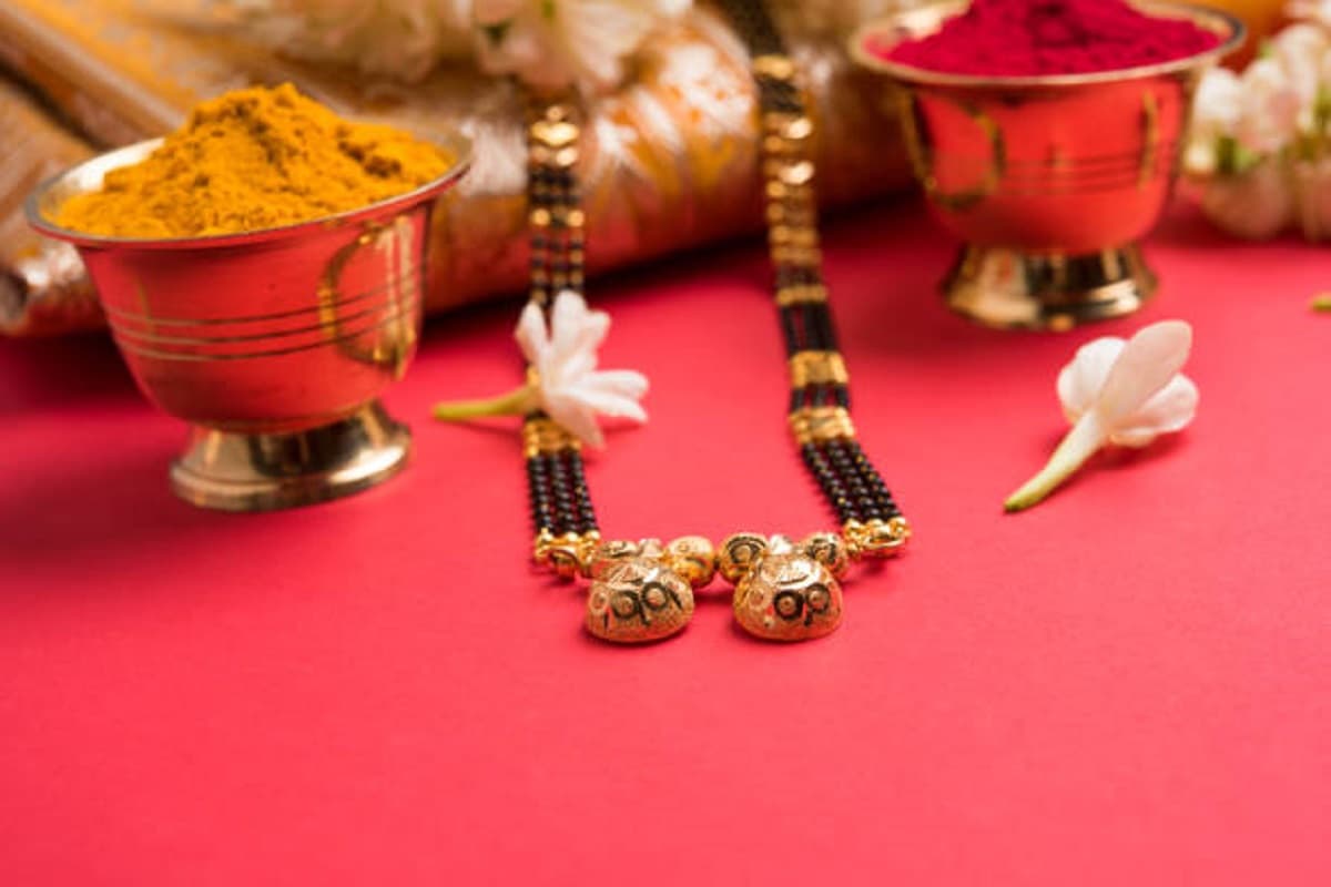 Importance of Mangalsutra: जानिए विवाहित महिलाएं क्यों पहनती हैं सोने और काले मोती से बना मंगलसूत्र
