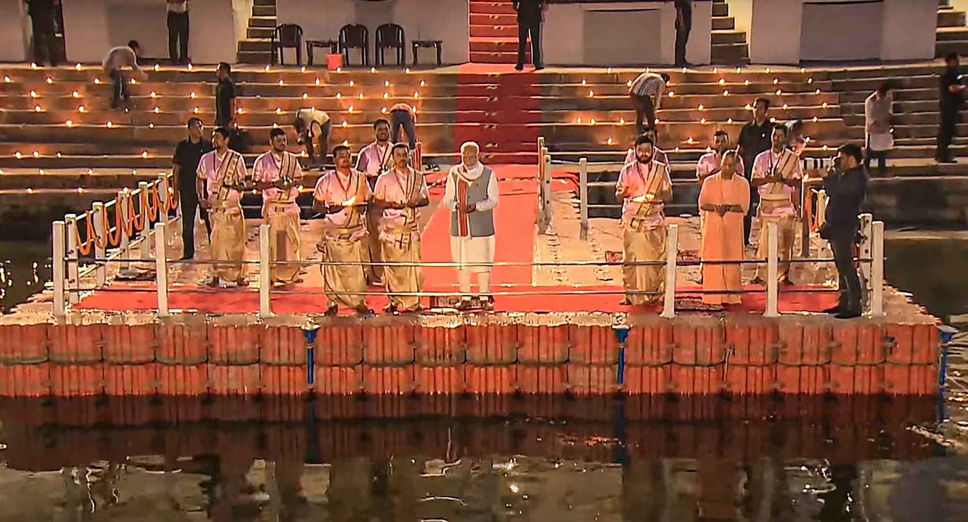 PM Modi Varanasi Visit: प्रधानमंत्री नरेंद्र मोदी ने वाराणसी में काशी विश्वनाथ मंदिर में पूजा-अर्चना की