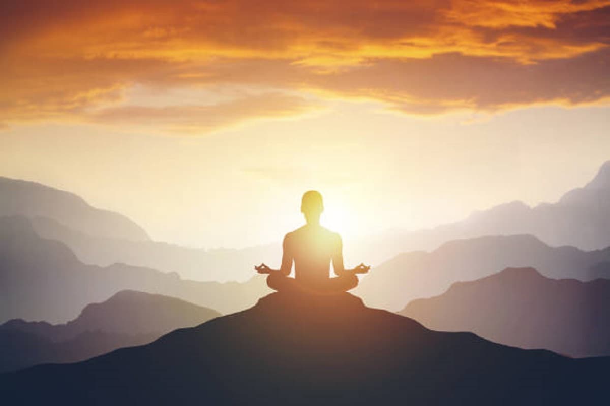 Importance of Yoga and Meditation: जीवन में अपनाएं योग और मेडिटेशन, ये बीमारियां रहेंगी दूर