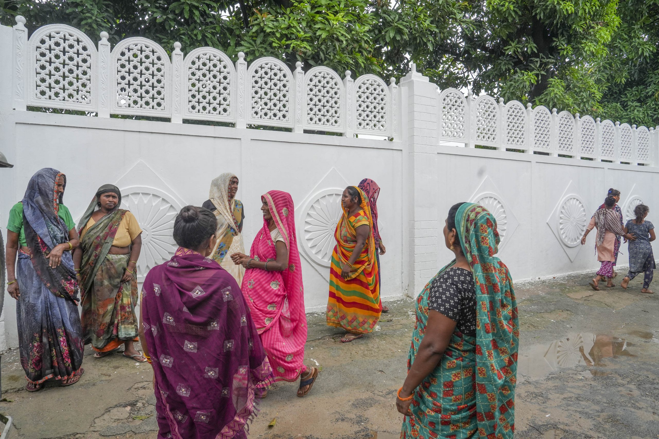 Hathras Stampede: हादसे के लिए जिम्मेदार कौन? भगदड़ के बाद से गायब हैं ‘भोले बाबा’, SIT ने सौंपी रिपोर्ट