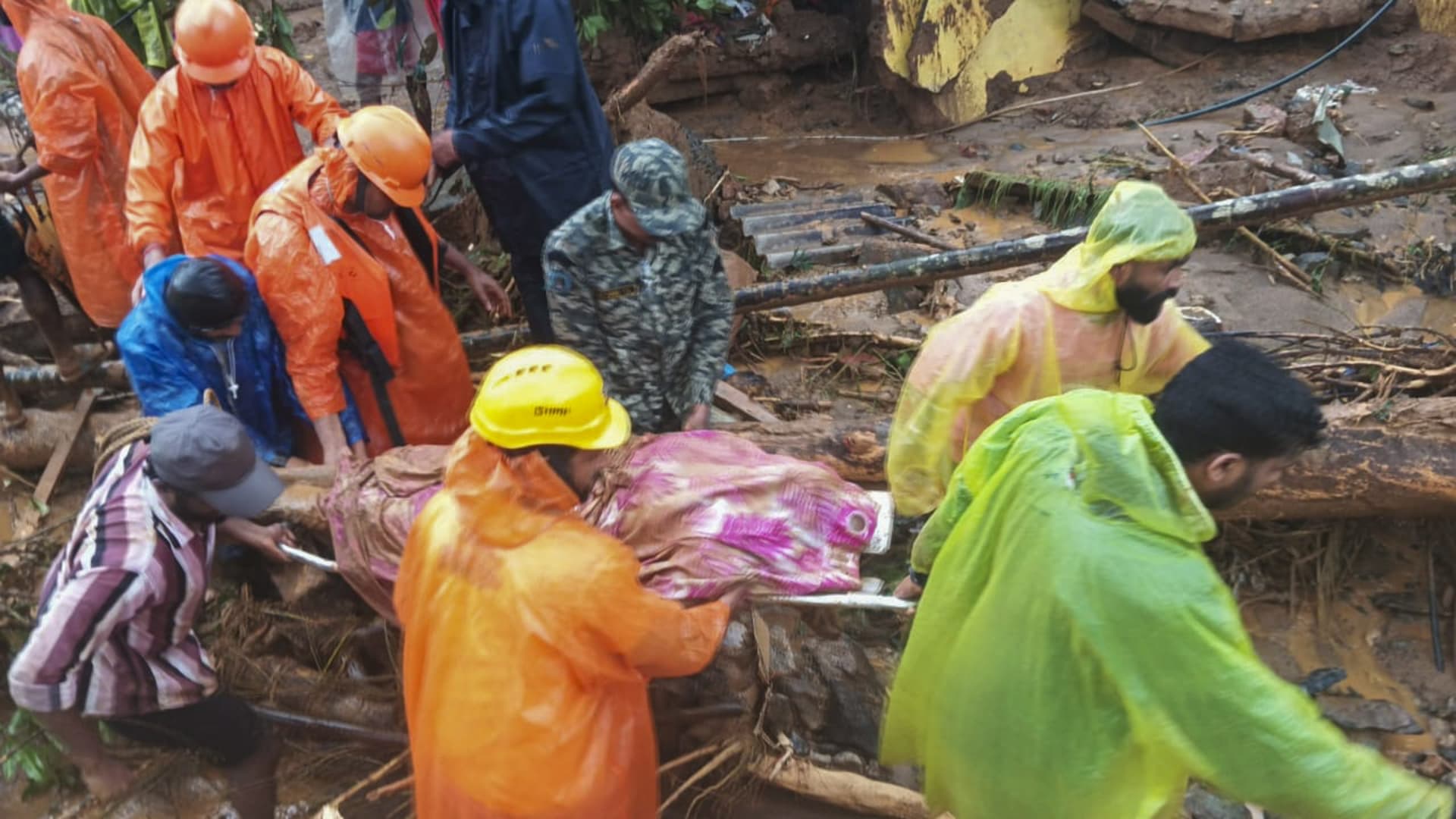 Wayanad Landslide: मलबे में दबी सैकड़ों जिंदगी… कीचड़ और रेत में फंसने से 123 लोगों की मौत, लैंडस्लाइड ने मचाई भयंकर तबाही