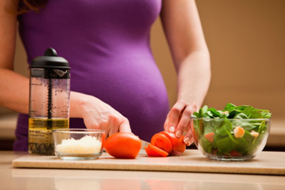 Avoid During Pregnancy In Sawan: मानसून में गर्भवती महिलाओं को क्या नहीं खाना चाहिए?