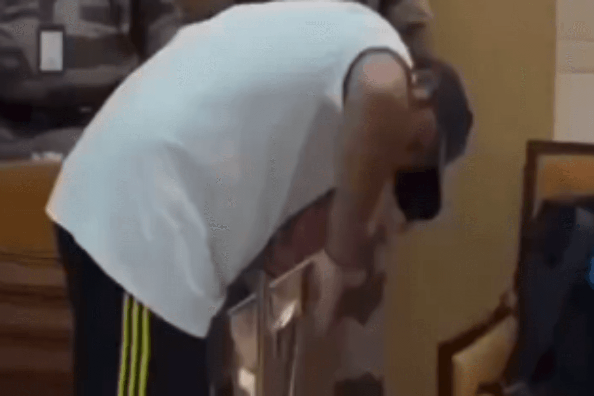 नन्हे बच्चे की तरह रोहित कर रहे हैं विश्व कप ट्रॉफी को दुलार, देखें वीडियो