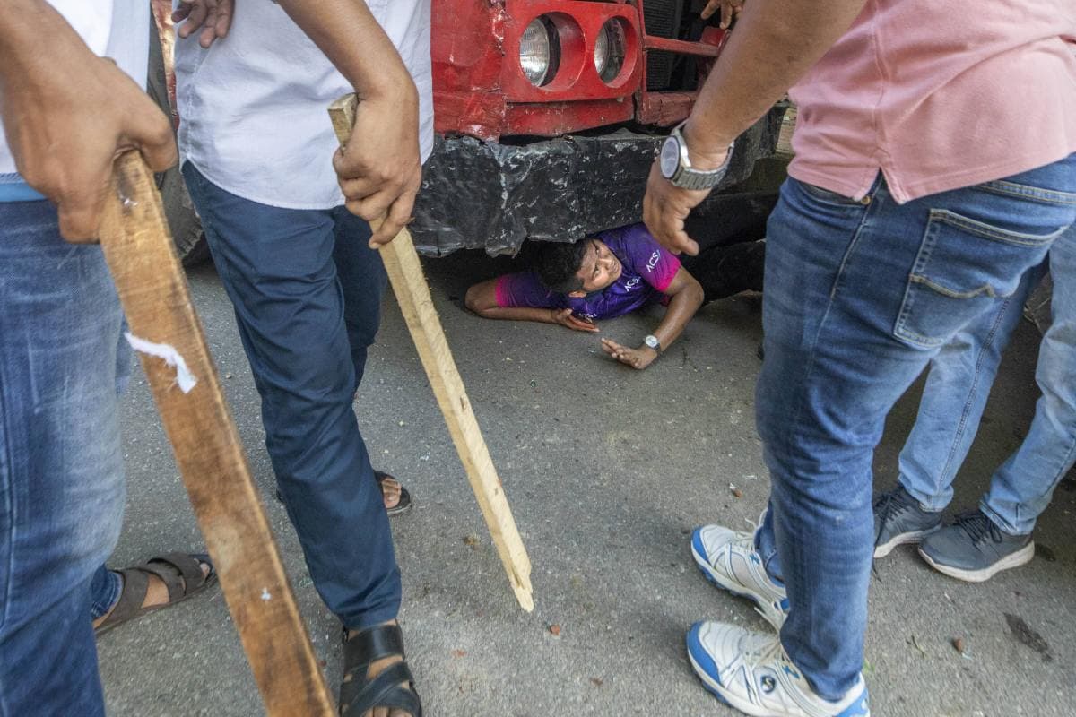 Bangladesh Protests: बांग्लादेश में आरक्षण को लेकर हो रहे प्रदर्शन में 35 से ज्यादा की मौत, जानें क्या करें वहां रह रहे भारतीय Bangladesh Protests: बांग्लादेश में आरक्षण को लेकर हो रहे प्रदर्शन में 35 से ज्यादा की मौत, जानें क्या करें वहां रह रहे भारतीय