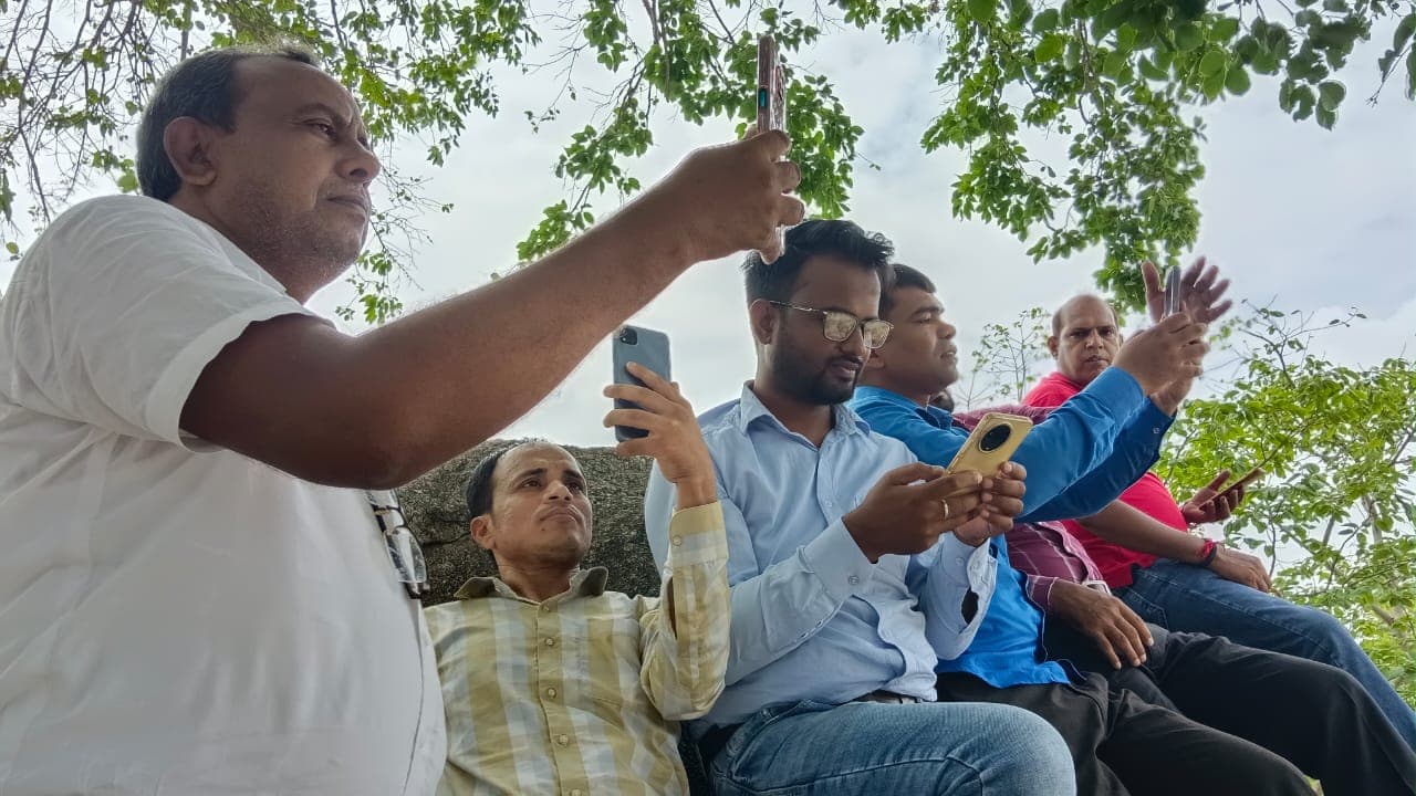 बिहार के इस शहर में शिक्षकों को हाजरी बनाने के लिए चट्टानों पर बैठ नेटवर्क का करना पड़ता है इंतजार… बिहार के इस शहर में शिक्षकों को हाजरी बनाने के लिए चट्टानों पर बैठ नेटवर्क का करना पड़ता है इंतजार…