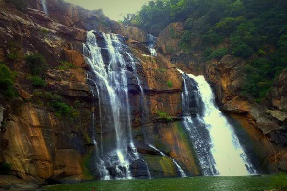 Jharkhand Tourism: झारखंड की अदम्य खूबसूरती का उदाहरण है यह झरना