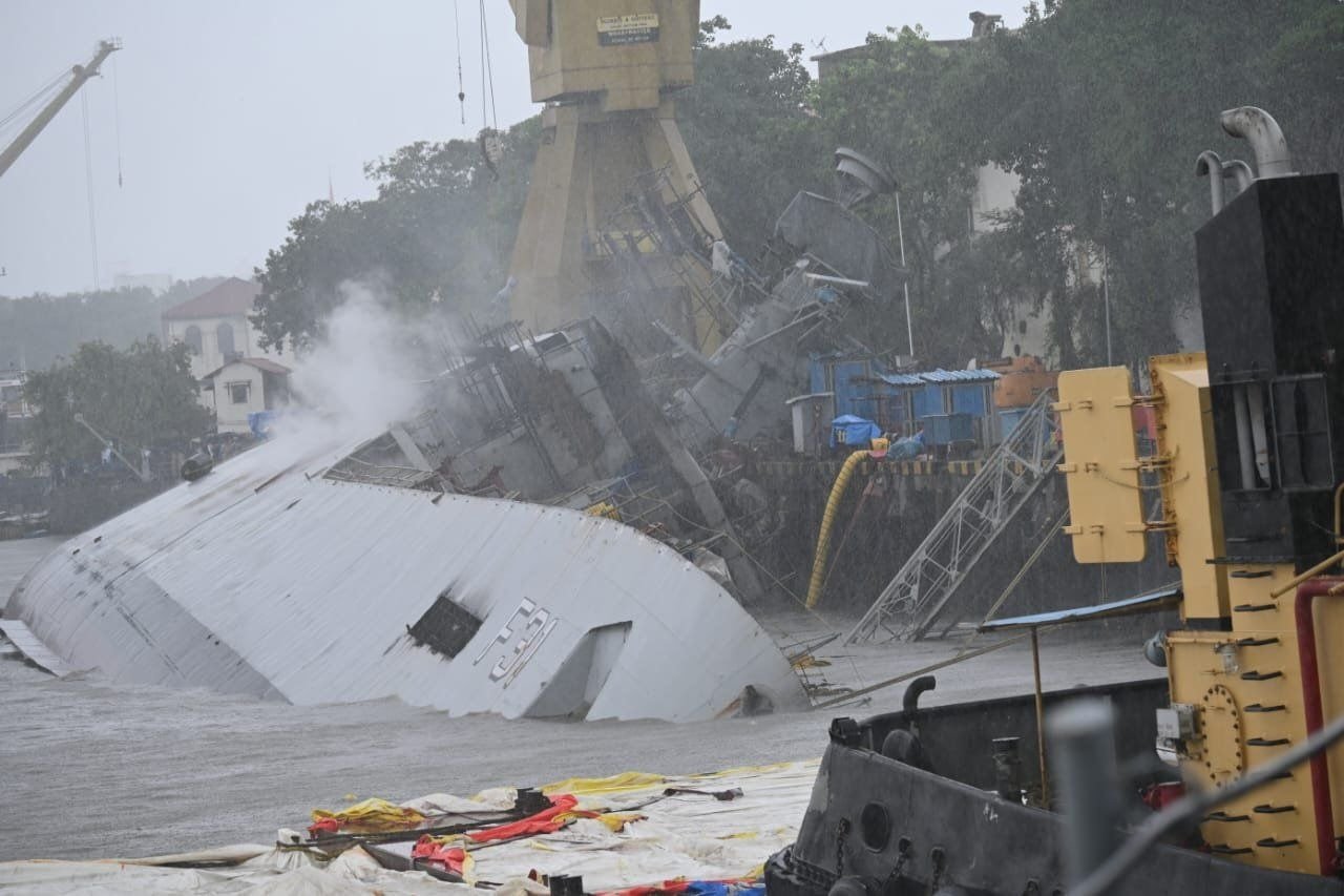 INS ब्रह्मपुत्र में आग लगने के कारणों की होगी जांच, घटना के बाद से नाविक भी लापता, रक्षा मंत्री को दी गई सूचना