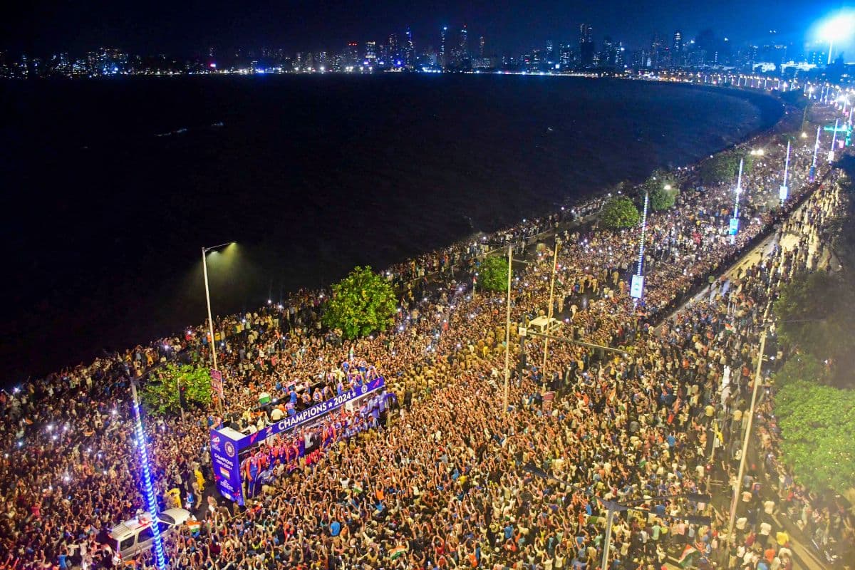Victory Parade: फैन्स ने वर्ल्ड चैंपियन पर लुटाया प्यार, BCCI ने रोहित सेना को सौंपा 125 करोड़ का चेक, मुंबई में उमड़ा जनसैलाब