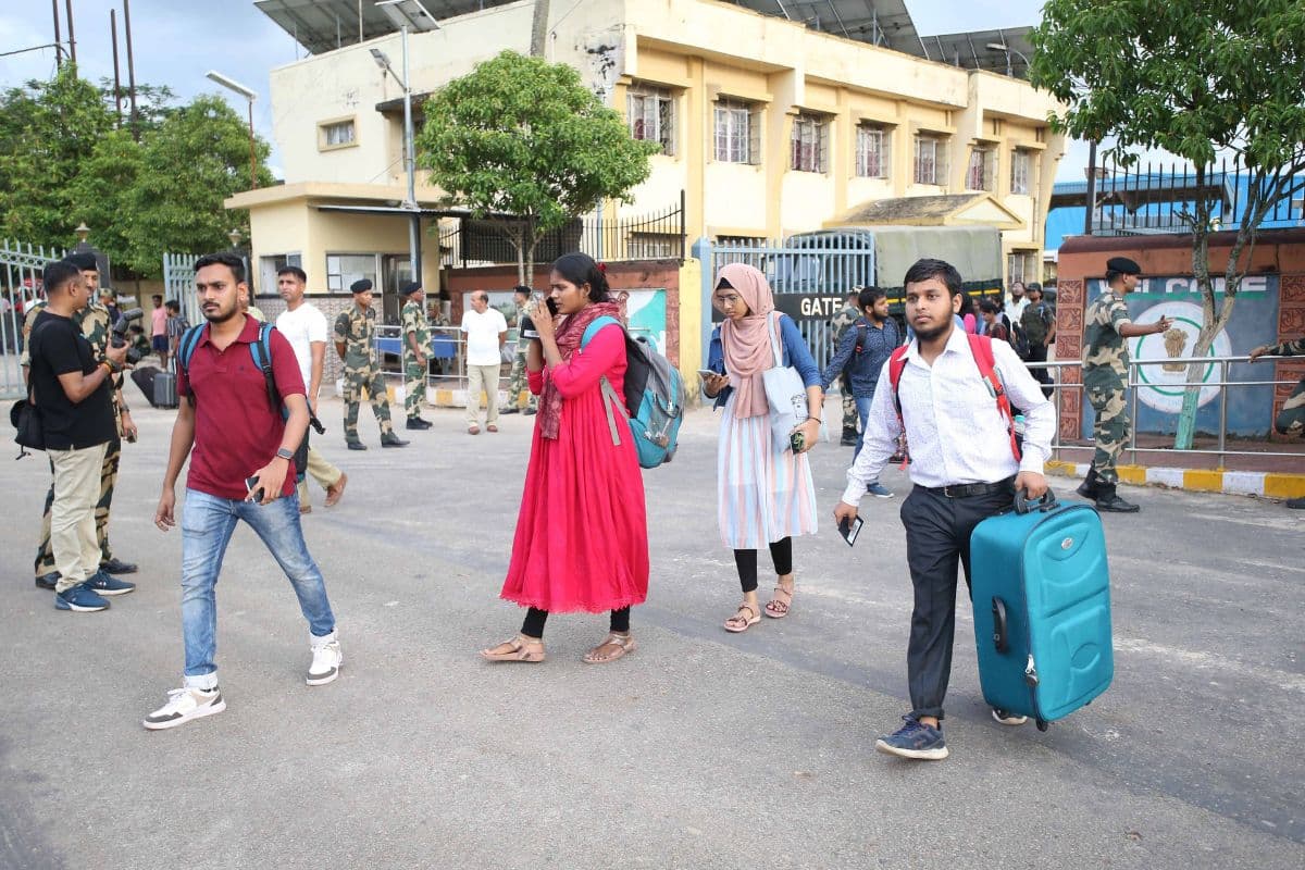 Bangladesh Protests: हिंसा के बाद अब बांग्लादेश में कैसे हैं हालात? 6700 भारतीय छात्र स्वदेश लौटे