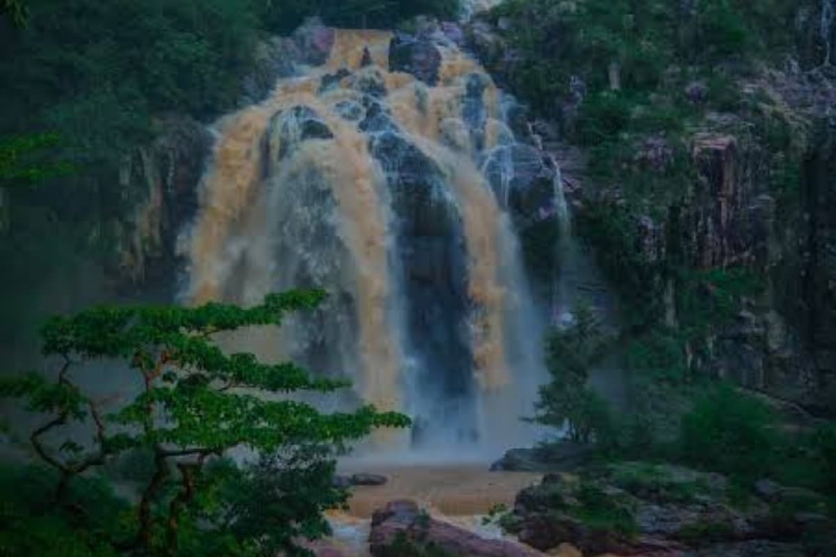 Chhattisgarh Tourism: घूमने के लिए शानदार है झोझा जलप्रपात