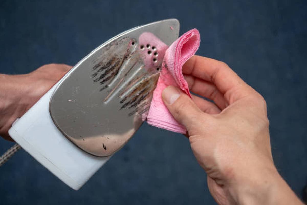 How to Clean Iron: आयरन को कैसे साफ करें? फॉलो करें ये टिप्स और ट्रिक्स
