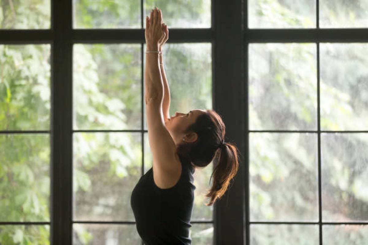 Monsoon Yoga: बरसात में नहीं जा पा रहें टहलने, तो घर पर करें ये योगासन