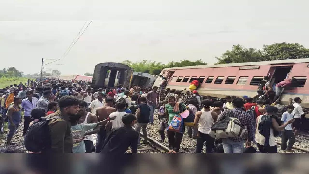 रेल हादसे के भयावह मंजर के बीच 57 यात्रियों को मिली नई जिंदगी, मुजफ्फरपुर जंक्शन पहुंचकर ली राहत की सांस