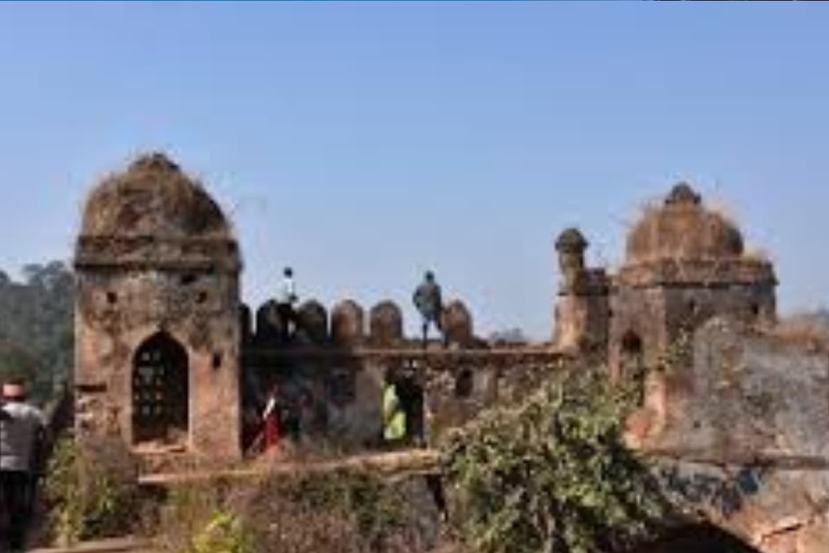 Jharkhand Tourism: बेतला नेशनल पार्क से महज 3 किमी दूर मौजूद है चेरो राजवंश का यह किला