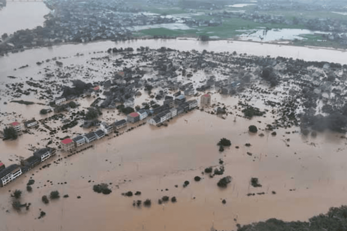 China Heavy rainfall: चीन में भारी बारिश ने मचाया प्रकोप,7 की मौत 3 लापता