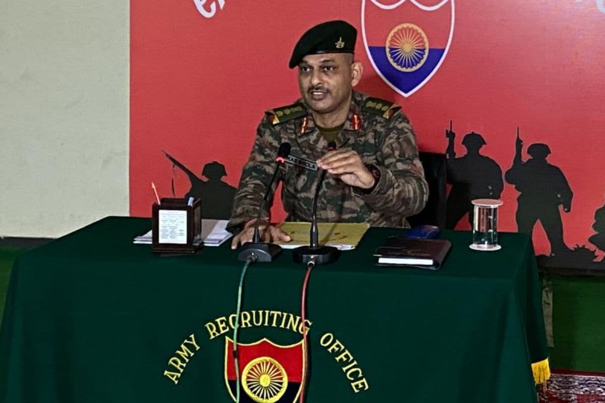 सेना भर्ती रैली की जानकारी देते कर्नल विकास भोला