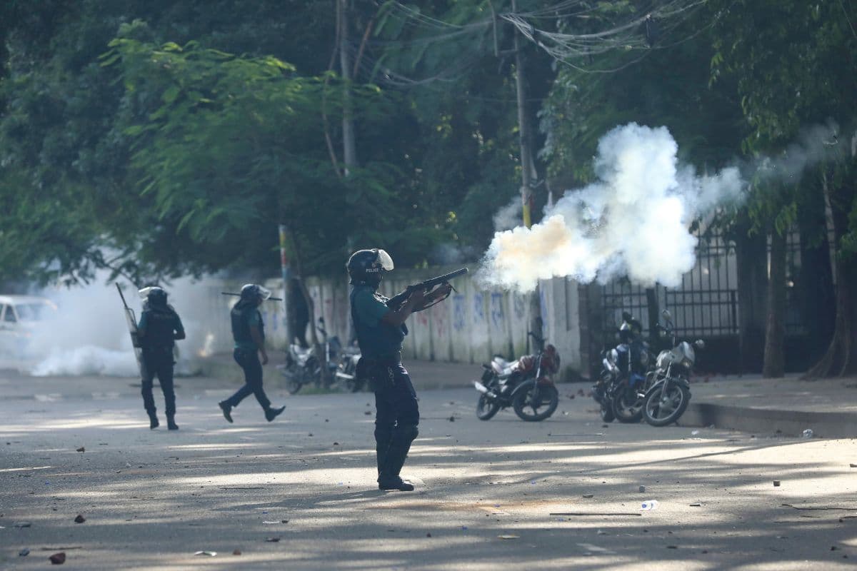 Bangladesh Protests: बंग्लादेश में लागू हुआ ‘देखते ही गोली मारने का आदेश’, भारतीय छात्र लौट रहे स्वदेश