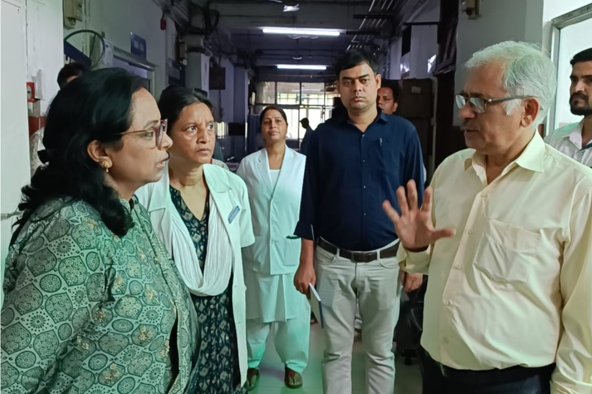 धनबाद : गायनी विभाग में भर्ती महिला मरीजों के बेड पर पुरुषों को देख भड़कीं एडीएम
