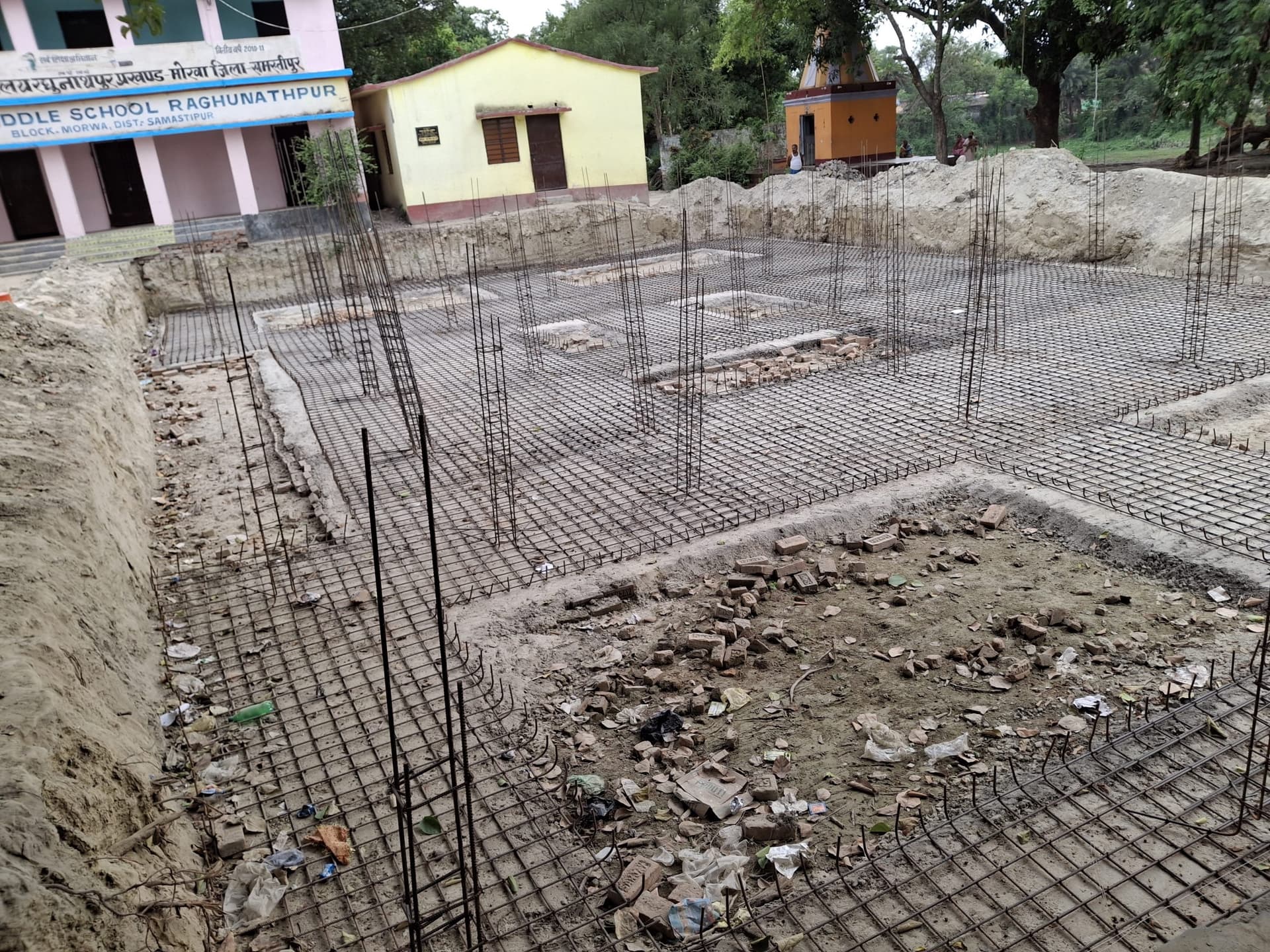 रघुनाथपुर में विद्यालय निर्माण कार्य को ग्रामीणों ने रोका