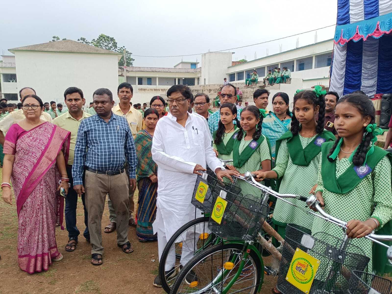विधायक ने छात्र-छात्राओं के बीच किया साइकिल का वितरण