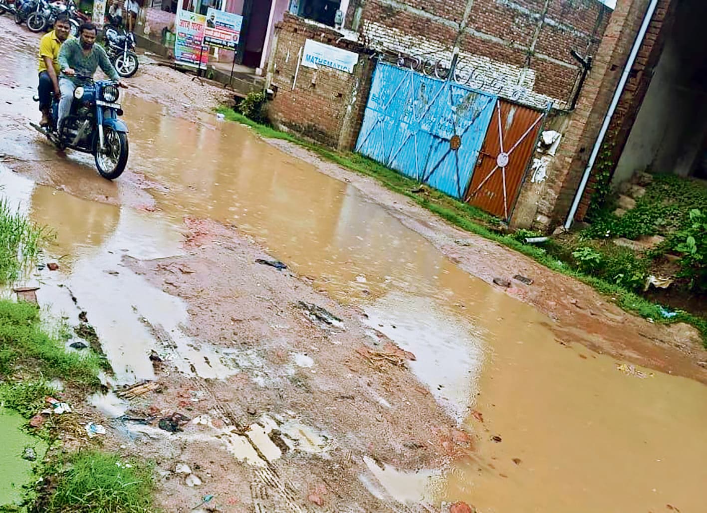 बारिश के बाद सफाखाना रोड झील में तब्दील