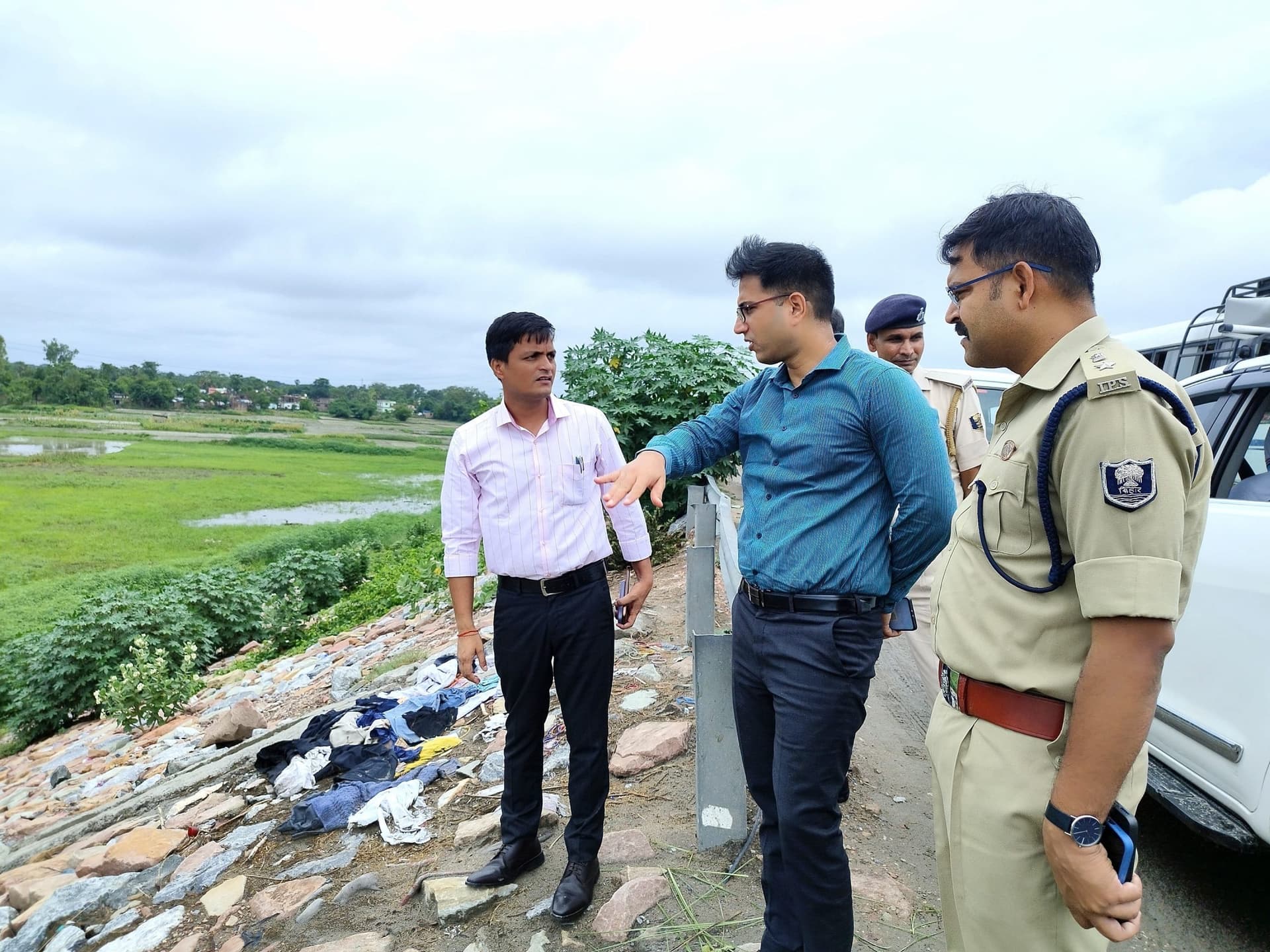 डीएम एवं एसपी ने गंडक नदी पर बने चंपारण तटबंध का लिया जायजा