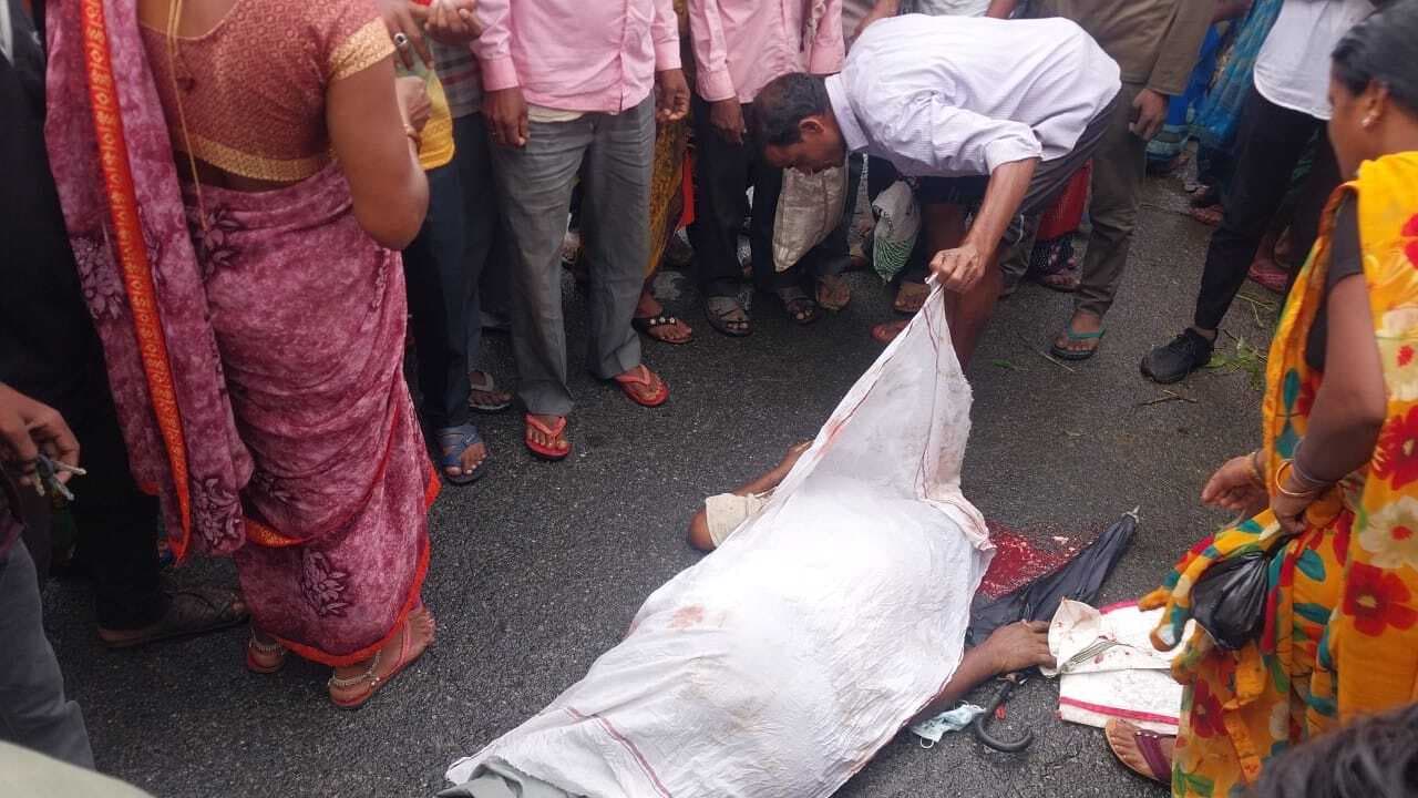 झुमरा बाजार में कंटेनर का ब्रेक फेल, किसान की मौत