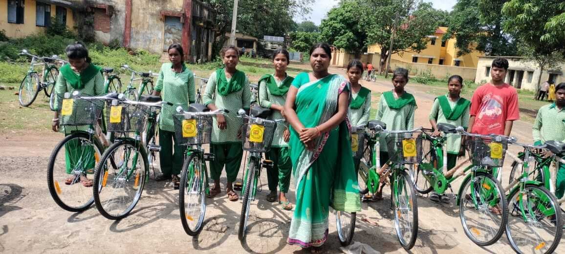 28 छात्र-छात्राओं के बीच साइकिल का किया वितरण