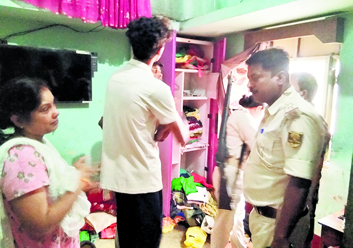 ग्रिल तोड़ कर लाखों रुपये के आभूषणों सहित नकदी उड़ायी