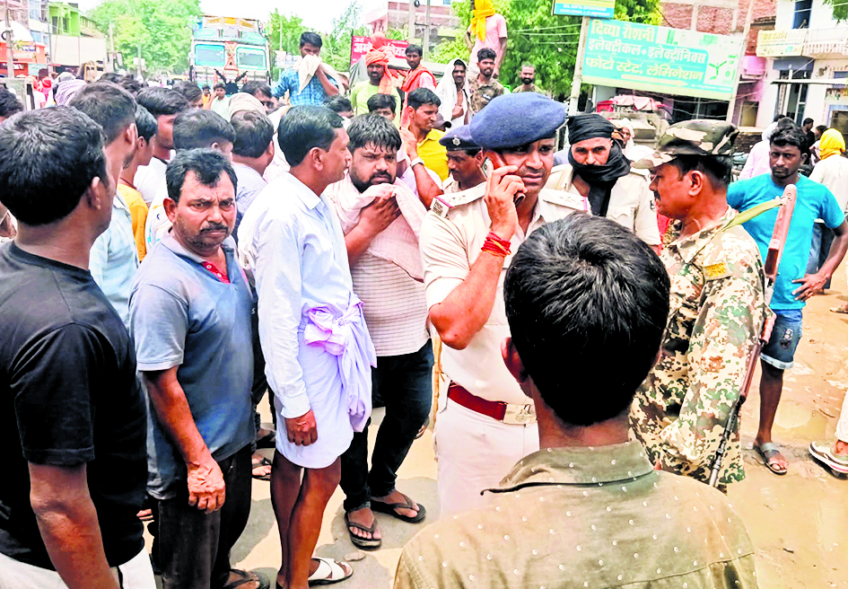 ट्रांसफाॅर्मर बदलने को लेकर लालगंज में लोगों ने की सड़क जाम
