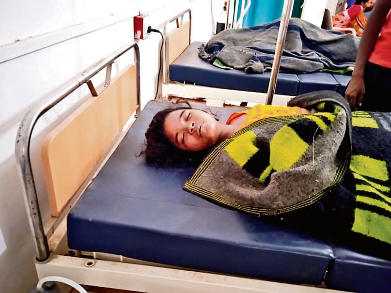 gumla news : सर्पदंश से एक ही परिवार के तीन लोगों की मौत, सड़क नहीं, इलाज के लिए पांच किमी खटिया पर लाद कर ले गये लोग