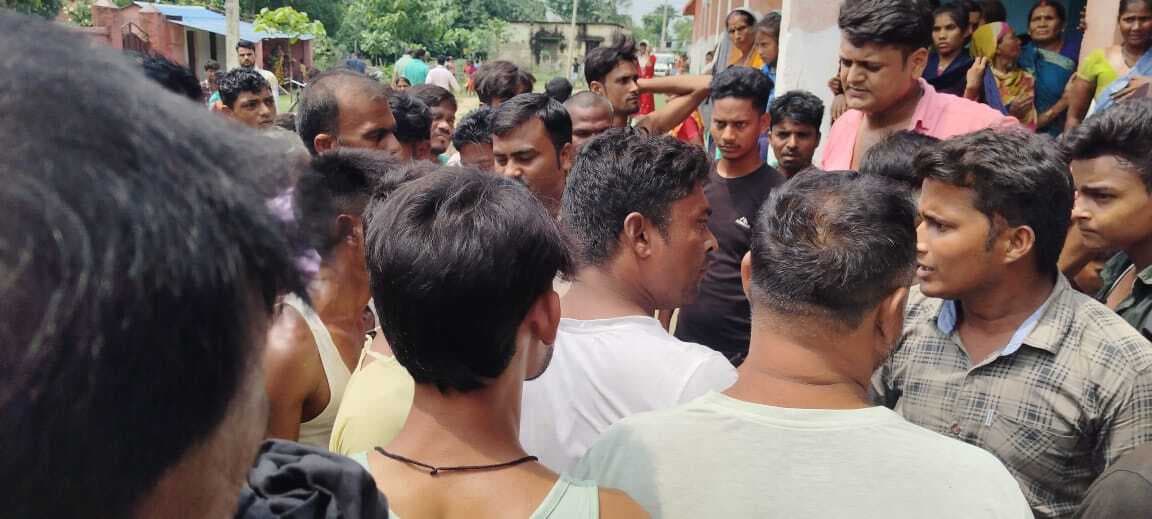 कक्षा तीन के छात्र की गड्ढे में डूबने से मौत, अभिभावकों का हंगामा