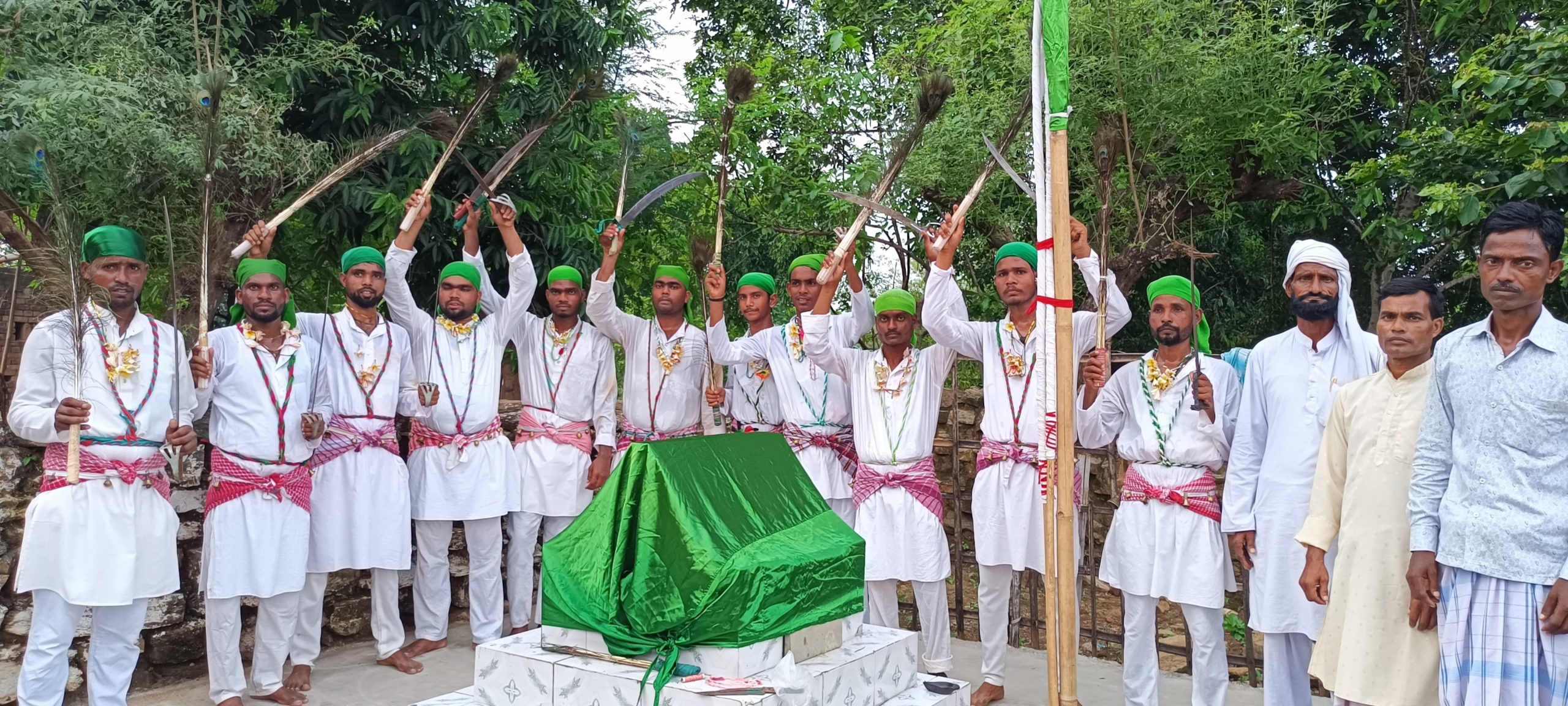 फातिहा के साथ इमामबाड़ों में खड़े किये गये मोहम्मदिया निशान