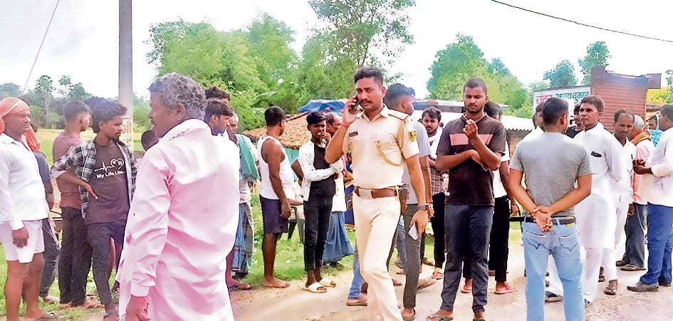 बेनीनगर के पास सड़क दुर्घटना में ग्रामीण की गयी जानफ्लैग….. दुखद. सड़क पार करने के दौरान चारपहिया वाहन ने मारा जोरदार धक्काघटना के बाद वाहन लेकर फरार हो गया चालकफोटो-02-घटनास्थल पर जमा भीड़ व रोते-बिलखते मृतक के परिजनप्रतिनिधि,डुमरियाडुमरिया-इमामगंज मुख्य मार्ग भदवर थाना क्षेत्र के नंदई पंचायत अंर्तगत बेनीनगर गांव के समीप मंगलवार की दोपहर हुई सड़क दुर्घटना में एक व्यक्ति की मौत हो गयी. मृतक की पहचान बेनीनगर गांव निवासी कुलदीप बसखोर (45 वर्ष) के रूप में हुई. घटना के संबंध में मृतक के पुत्र मनीष कुमार एवं ग्रामीणों के द्वारा बताया कि कुलदीप बसखोर अपने घर के समीप सड़क पार कर रहे थे कि गया से डुमरिया के लिए आ रही एक तेज रफ्तार की यात्री बस की चपेट में आ गये, जिससे दुर्घटना हो गयी. गाड़ी धक्का मार वहां से फरार हो गयी. मनीष कुमार ने आगे बताया कि गाड़ी से टक्कर होने के बाद मौके पर ही मौत हो गयी. घटना की जानकारी होते ही काफी संख्या में लोगों की भीड़ उनके घर पर एकत्रित हो गयी. इधर परिजनों का रो-रो कर बुरा हाल हो गया. वहीं घटना की सूचना पाकर स्थानीय पहुंची पुलिस ने मामले की जानकारी हासिल की व शव को कब्जे में लेकर पोस्टमार्टम के लिए मगध मेडिकल अस्पताल गया भेज दिया. भदवर थानाध्यक्ष अमित कुमार सिंह ने बताया कि बेनीनगर गांव के रहनेवाले कुलदीप बसखोर की मौत सड़क दुर्घटना में एक बस की चपेट में आने से हो गयी. पुलिस शव को कब्जे में लेकर आगे की कार्रवाई शुरू कर दी है. जिस गाड़ी से दुर्घटना हुई है, उस गाड़ी का पता लगाया जा रहा है.