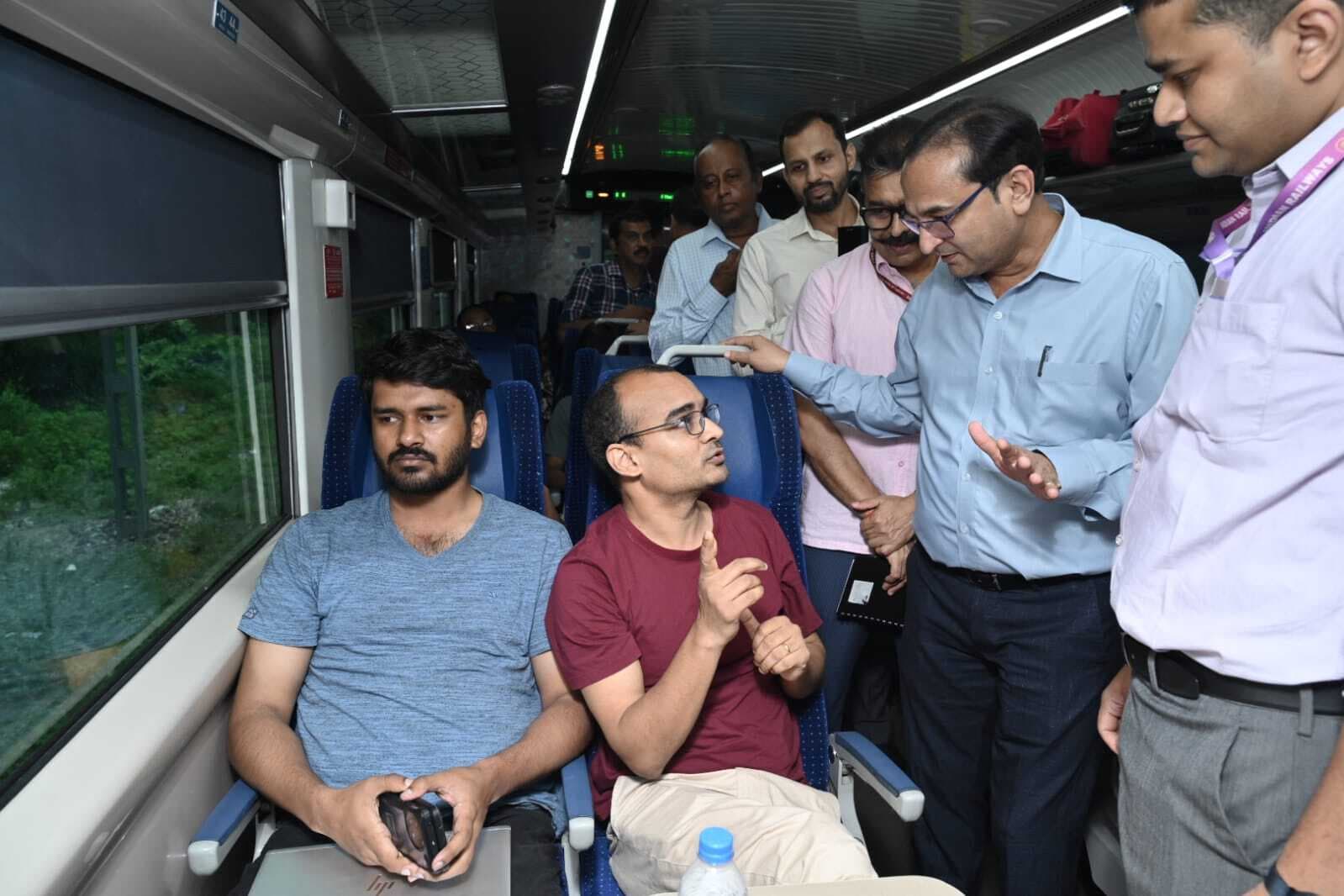 पूर्वोत्तर सीमा रेलवे के महाप्रबंधक ने वंदे भारत एक्सप्रेस के यात्रियों से की बातचीत, लिये सुझाव