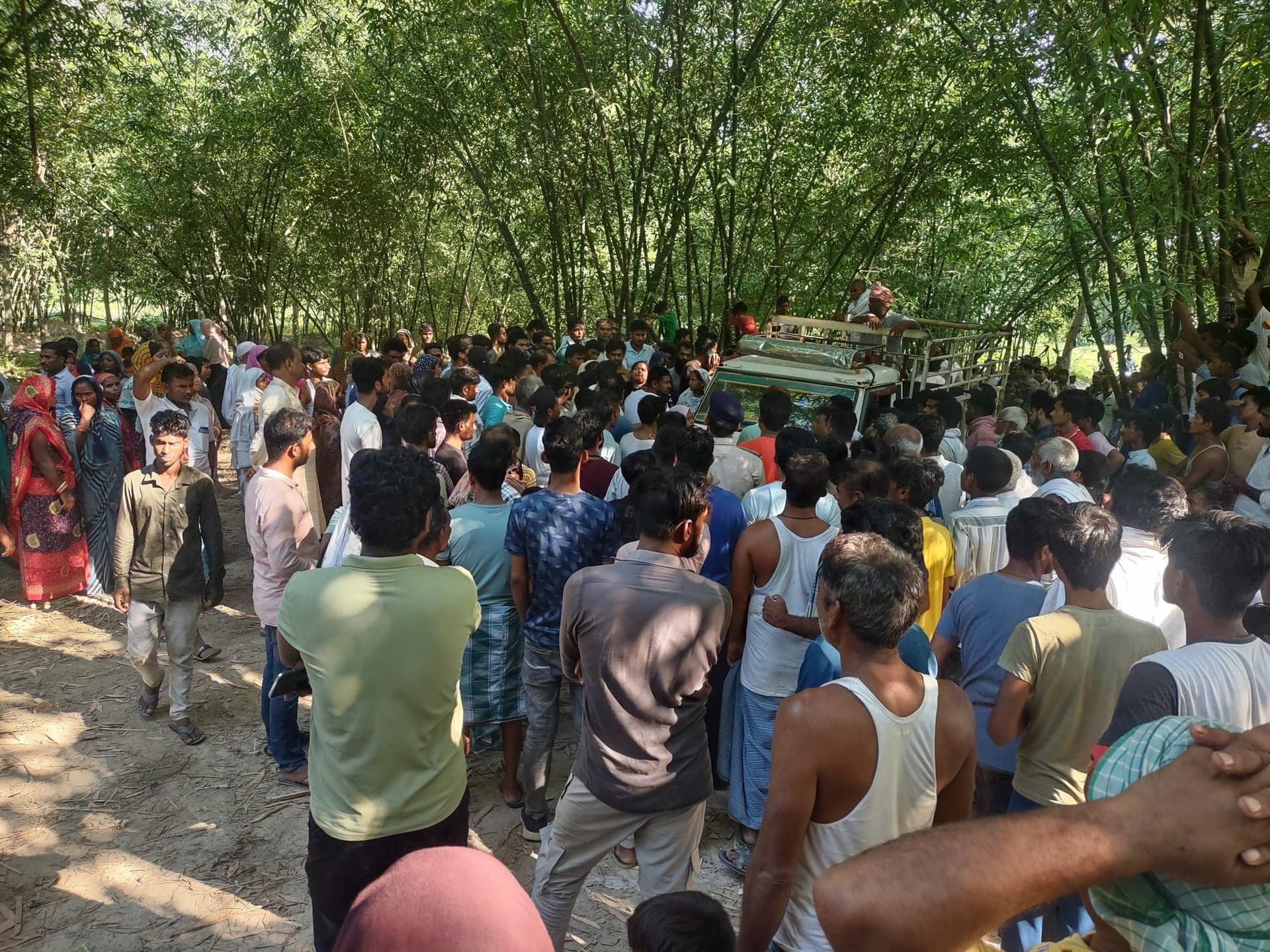 संदिग्ध परिस्थिति में पेड़ से लटकी हुई किशोरी की लाश बरामद