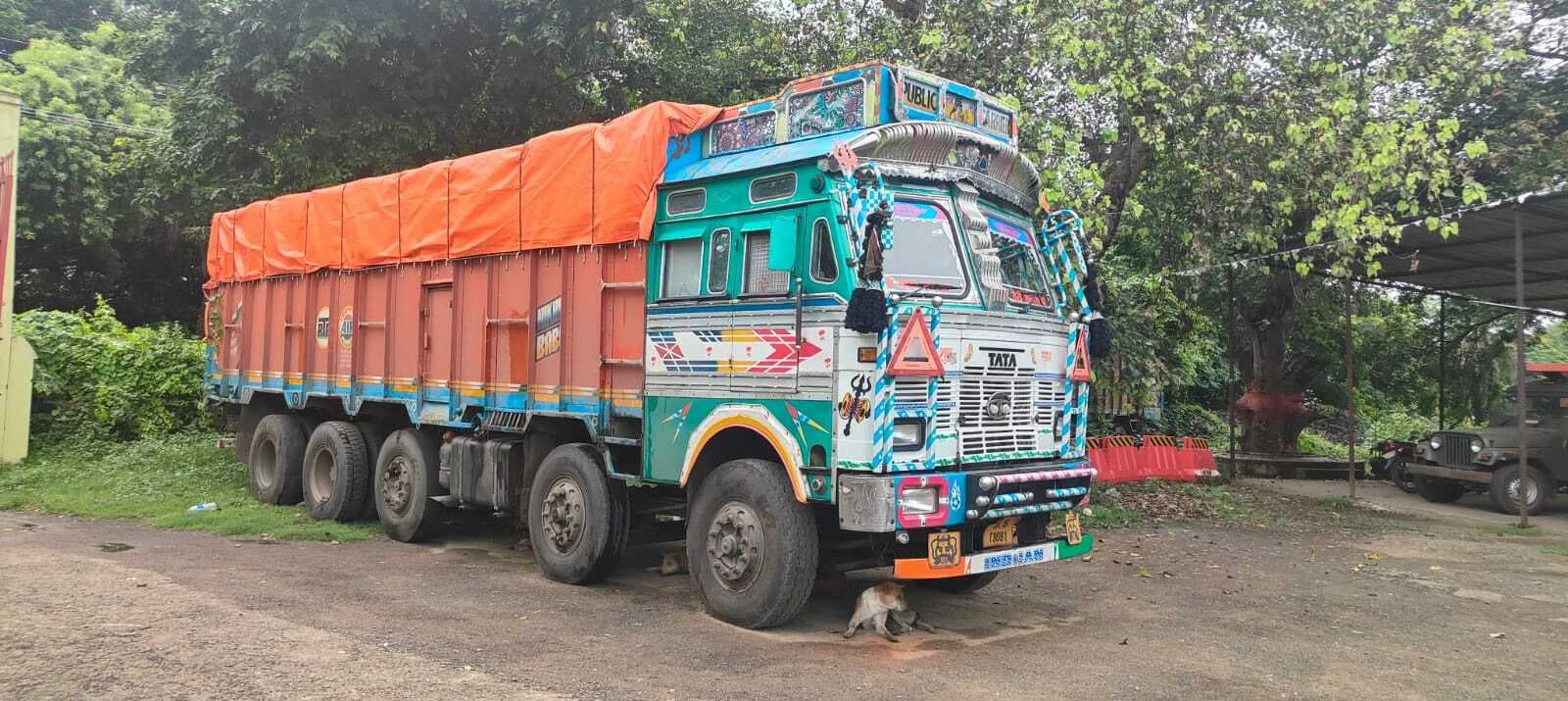 बांसलोई नदी से रात के अंधेरे में हो रहा बालू का उठाव, बालू लदे 14 चक्का ट्रक को अमड़ापाड़ा सीओ ने पकड़ा