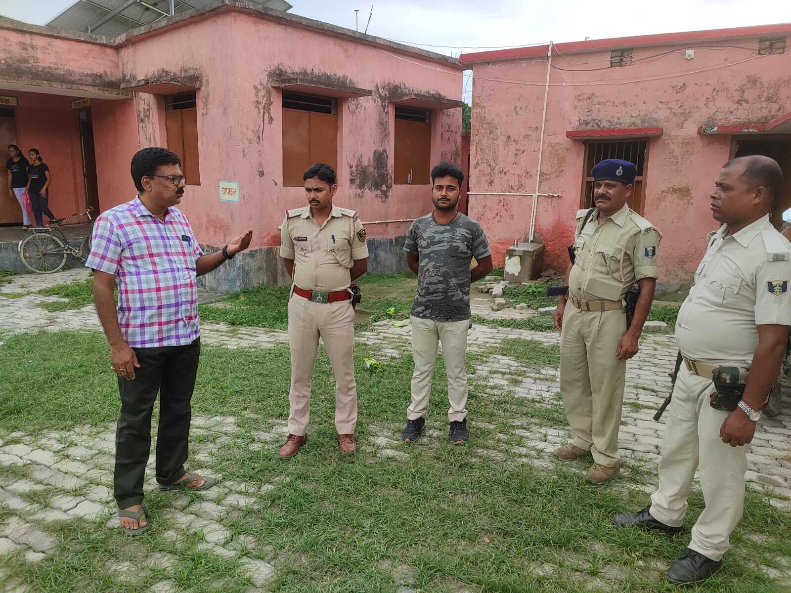 असामजिक तत्वों की गतिविधियों से परेशान हैं छात्राएं व शिक्षक