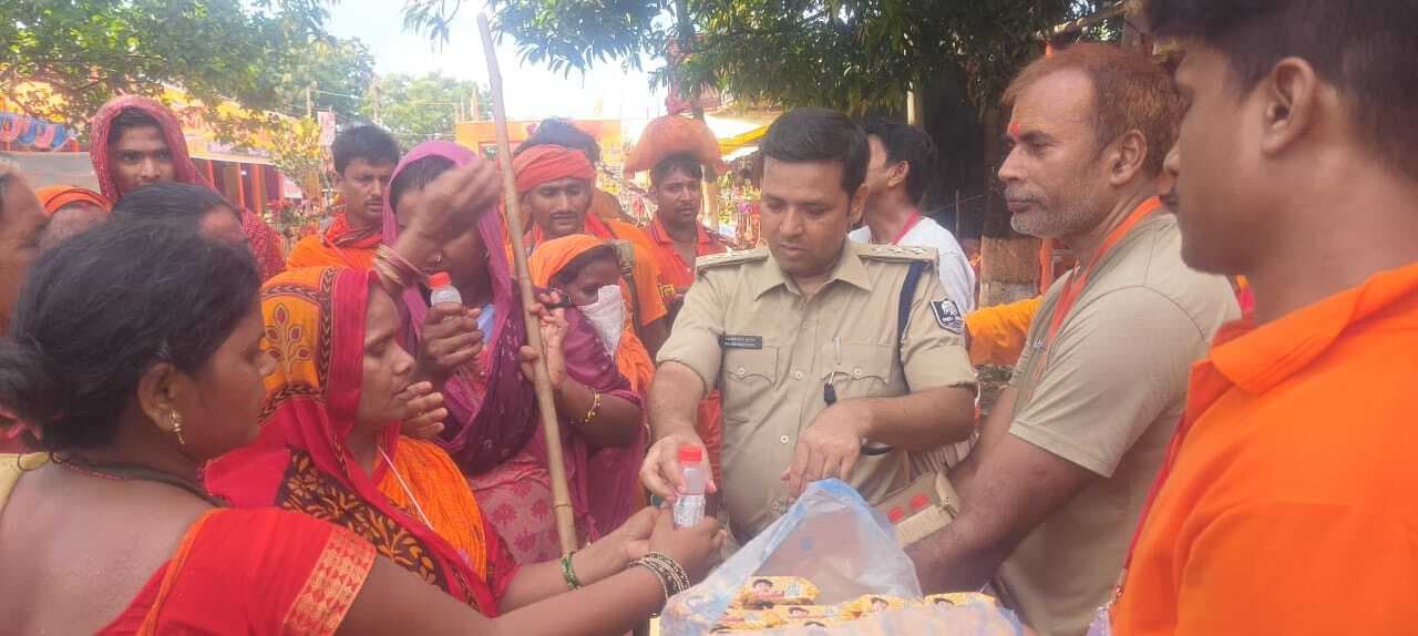 एसडीपीओ ने कांवरियों के बीच कोल्ड-ड्रिंक्स का किया वितरण