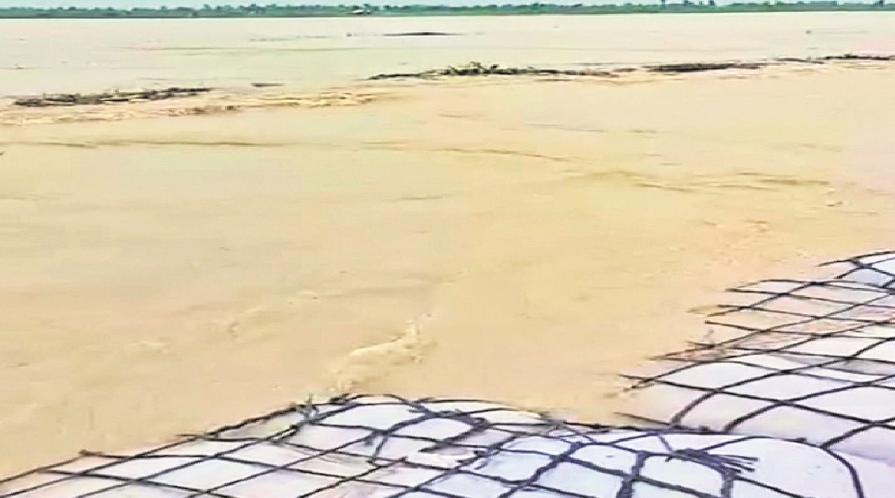 Bihar Flood: बिहार में बाढ़ का संकट गहराया, गंडक नदी में भारी मात्रा में पानी छोड़ा गया, बराज के सभी फाटक खोले गए