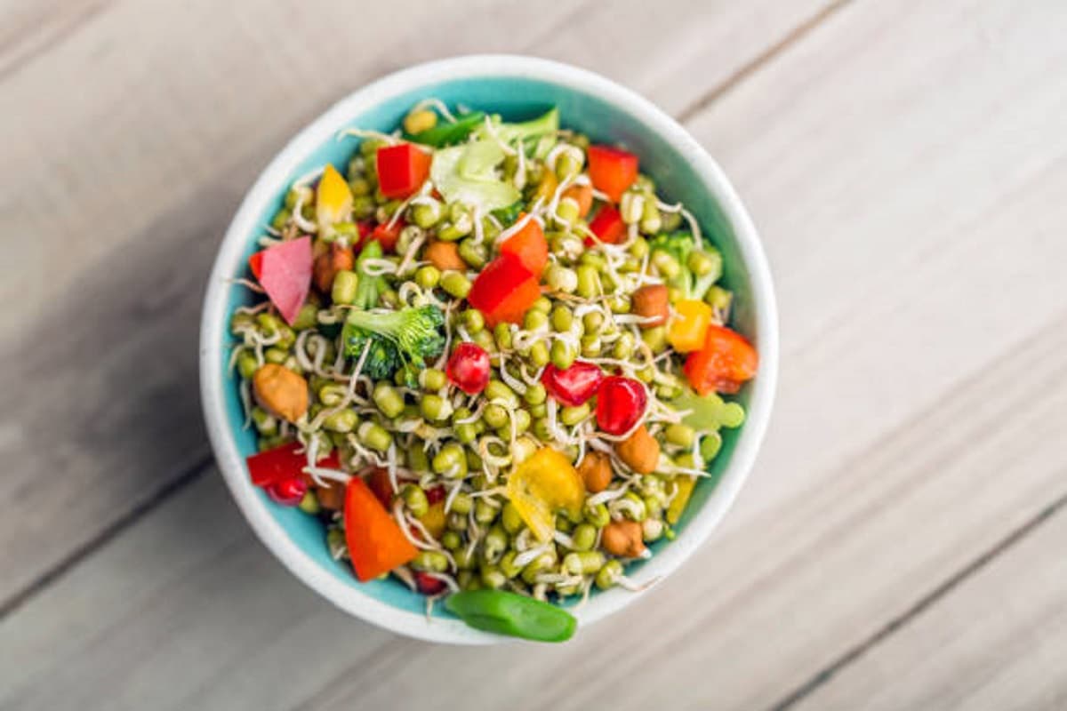 Health Tips: बारिश में आपको बीमार कर सकता है अंकुरित चना और मूंग खाना, जानिए क्या है कारण