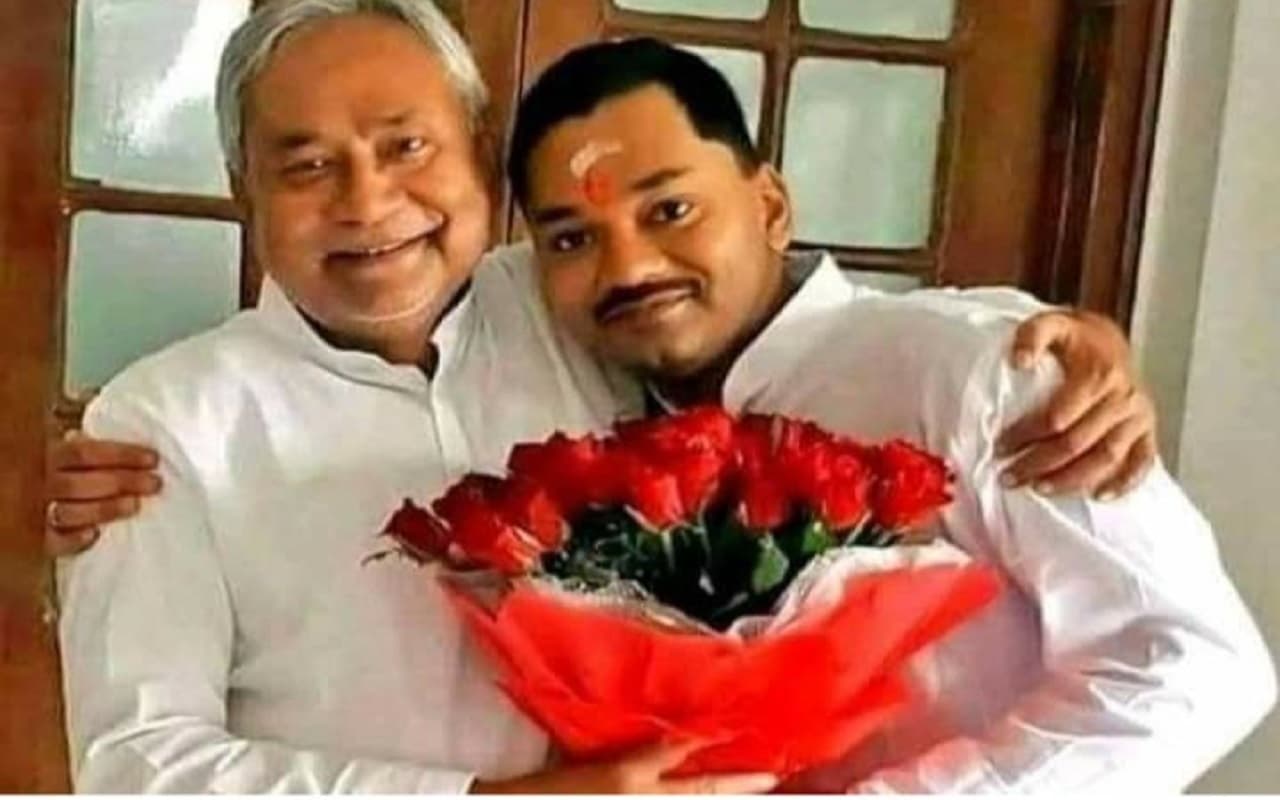 नीतीश कुमार के पुत्र निशांत भजन सुनने के लिए स्पीकर खरीदने बाजार पहुंचे, राजनीति में एंट्री वाले सवाल का दिया जवाब…